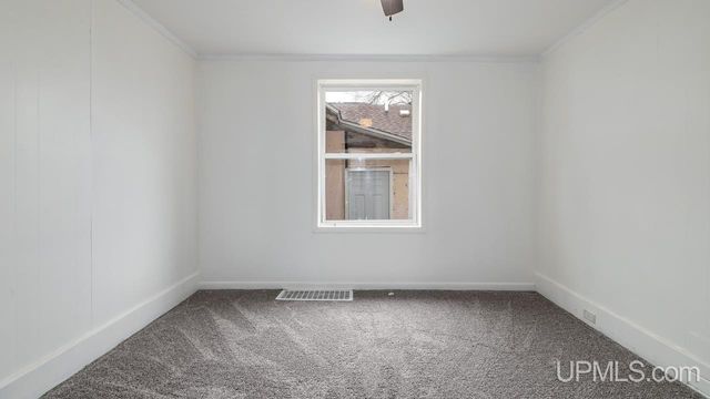 1106 W B St, Iron Mountain, MI 49801