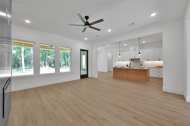 6422 Sugar Bush Drive, Magnolia, TX 77354