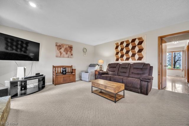 10067 Jamestown Drive, North Royalton, OH 44133