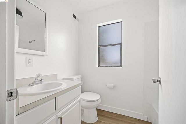 10933 Julius St D, Oakland, CA 94605