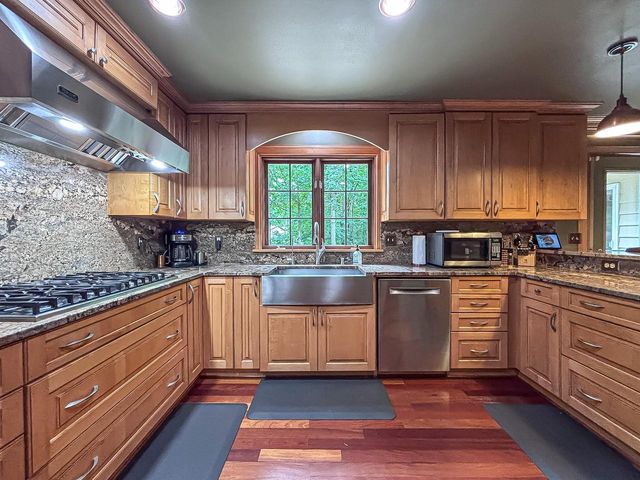 28812 Grove LANE, Waterford, WI 53185