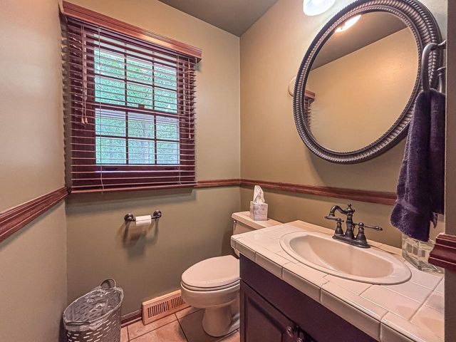 28812 Grove LANE, Waterford, WI 53185