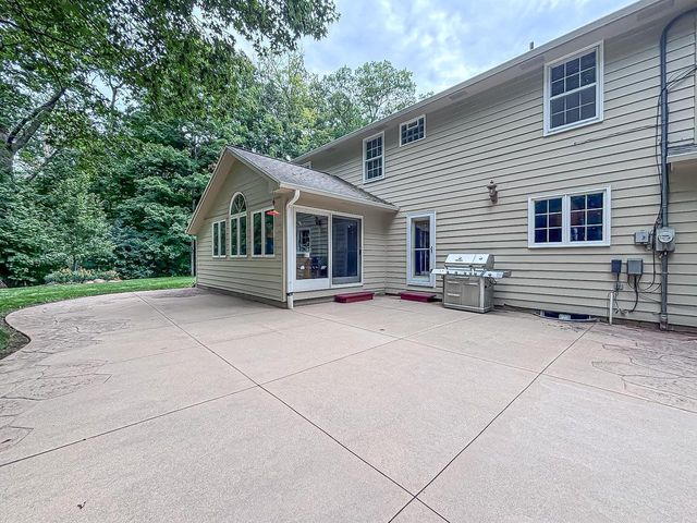 28812 Grove LANE, Waterford, WI 53185
