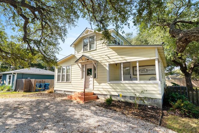 1027 N Austin St, Rockport, TX 78382