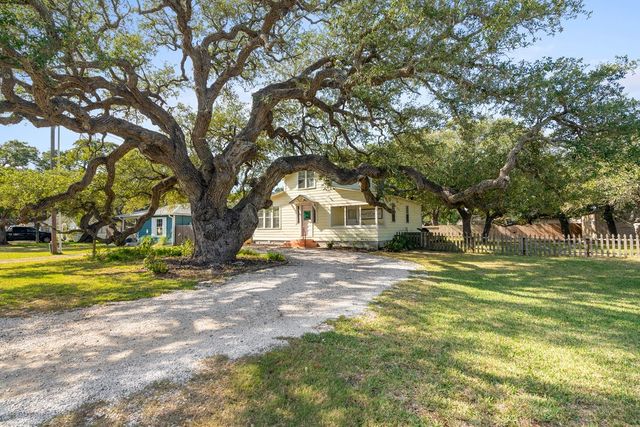 1027 N Austin St, Rockport, TX 78382