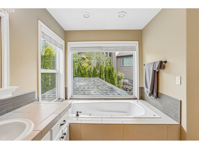 2600 COEUR D ALENE Dr, West Linn, OR 97068