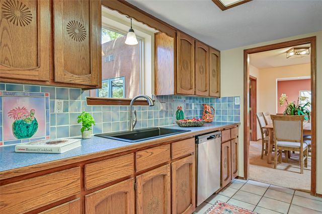 691 Callecita Jicarilla, Santa Fe, NM 87505