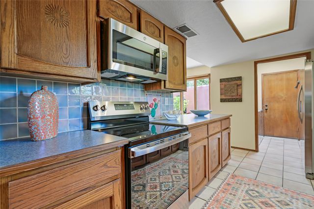 691 Callecita Jicarilla, Santa Fe, NM 87505