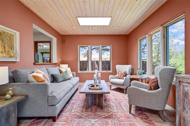 691 Callecita Jicarilla, Santa Fe, NM 87505