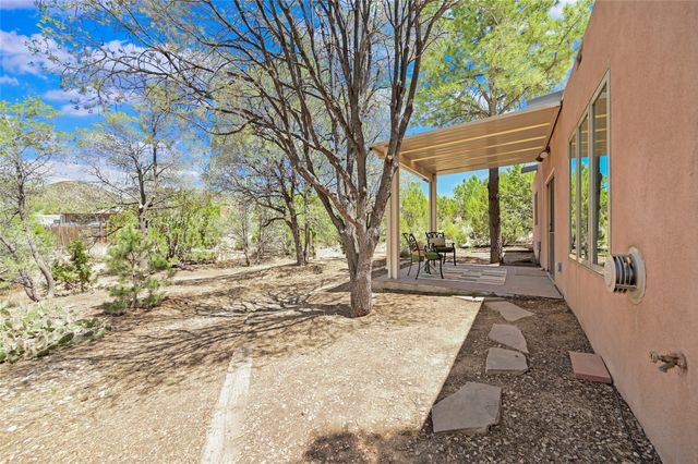 691 Callecita Jicarilla, Santa Fe, NM 87505