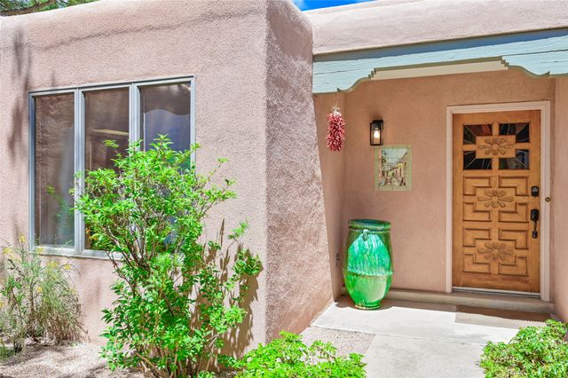691 Callecita Jicarilla, Santa Fe, NM 87505