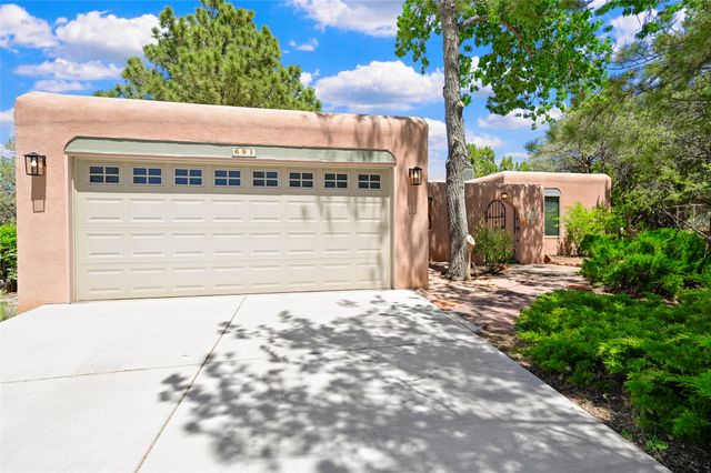 691 Callecita Jicarilla, Santa Fe, NM 87505