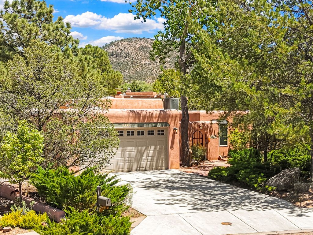 691 Callecita Jicarilla, Santa Fe, NM 87505