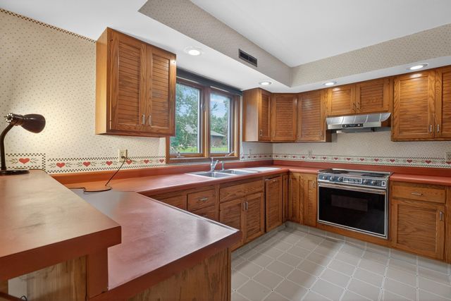 1925 Wembley Road, Waterloo, IA 50701