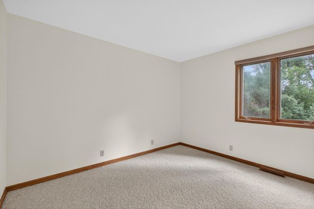 1925 Wembley Road, Waterloo, IA 50701