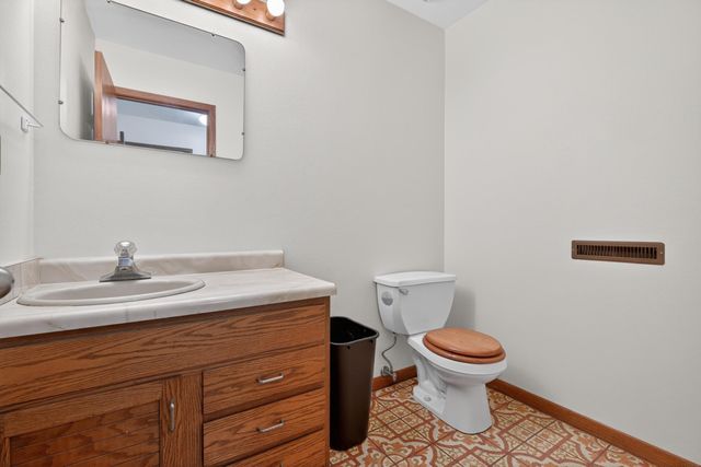 1925 Wembley Road, Waterloo, IA 50701