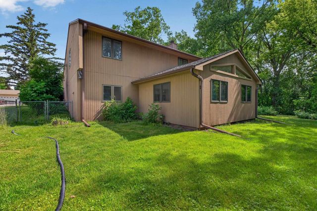 1925 Wembley Road, Waterloo, IA 50701