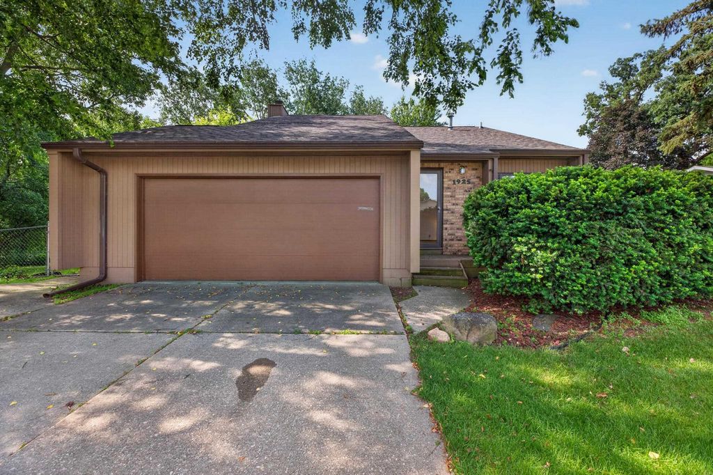 1925 Wembley Road, Waterloo, IA 50701