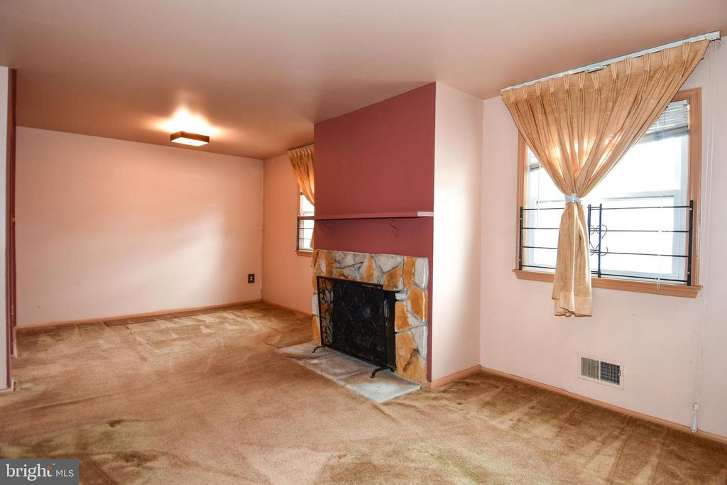 Image 12 of property listing at 7445 CALDER DR, Capitol Heights, MD 20743
