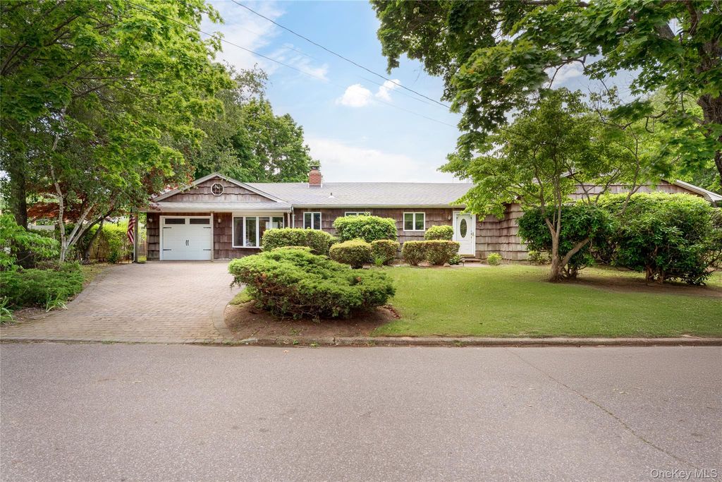 4 N Balin Court, South Setauket, NY 11720