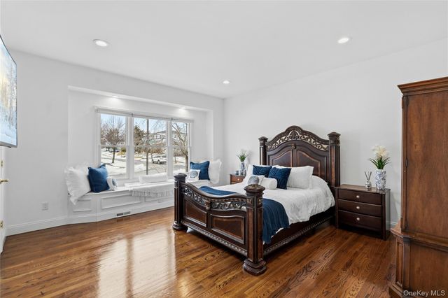 75 Syosset Circle, Syosset, NY 11791