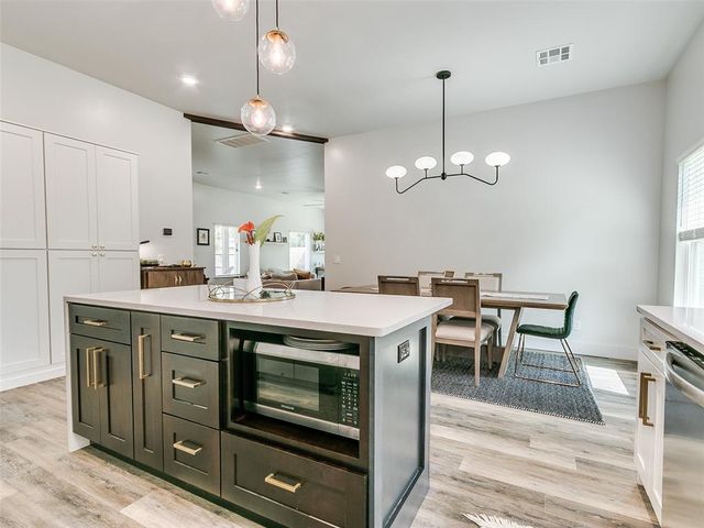 9516 Ridgeview Circle, The Village, OK 73120