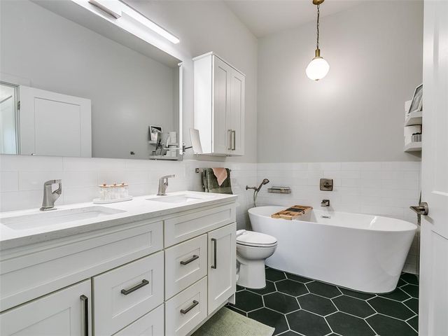 9516 Ridgeview Circle, The Village, OK 73120