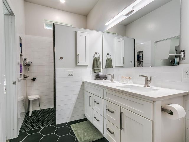 9516 Ridgeview Circle, The Village, OK 73120