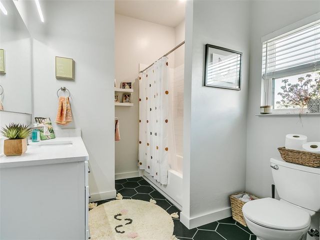 9516 Ridgeview Circle, The Village, OK 73120