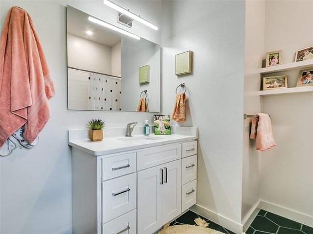9516 Ridgeview Circle, The Village, OK 73120
