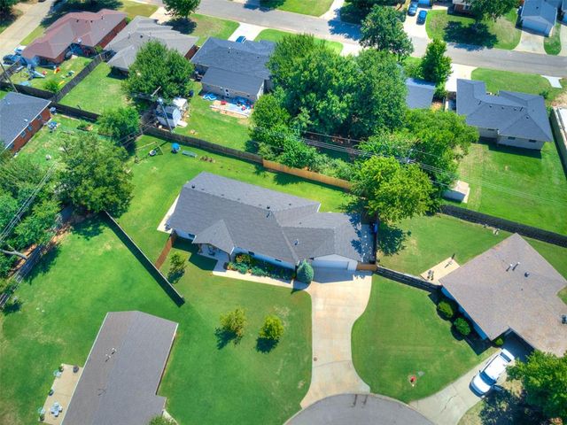 9516 Ridgeview Circle, The Village, OK 73120