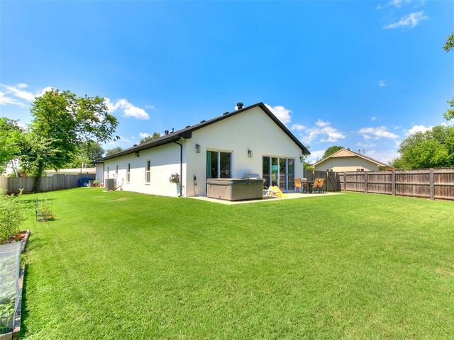9516 Ridgeview Circle, The Village, OK 73120