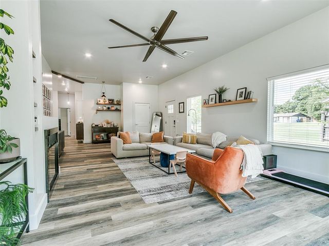 9516 Ridgeview Circle, The Village, OK 73120