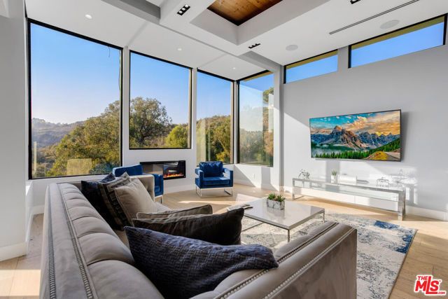 2515 Thames Street, Los Angeles, CA 90046