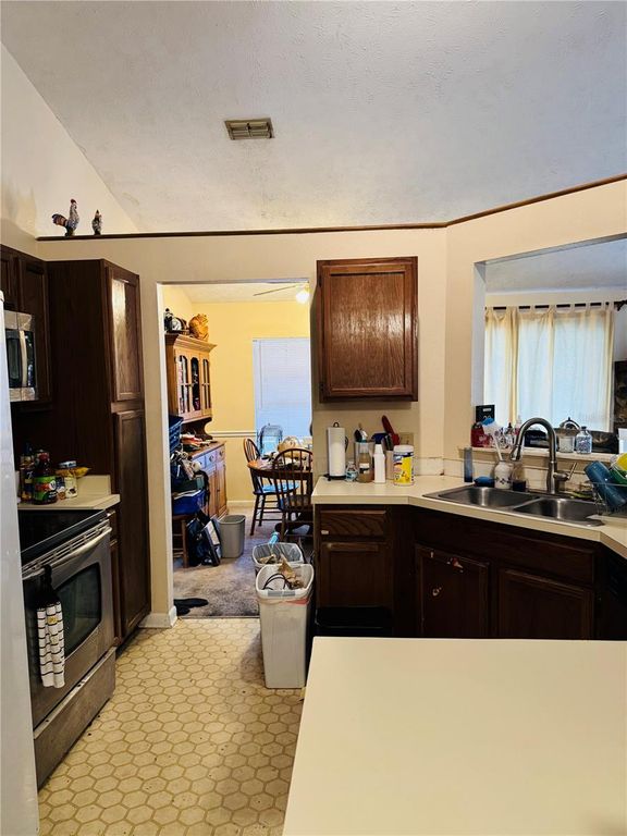 Image 9 of property listing at Address unavailable.