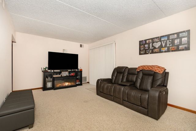 1472 Rock Run Drive 1B, Crest Hill, IL 60403