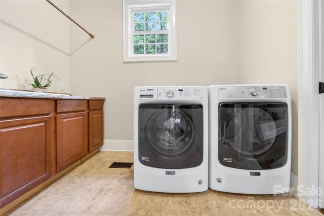 2932 Oakdale Road, Charlotte, NC 28216
