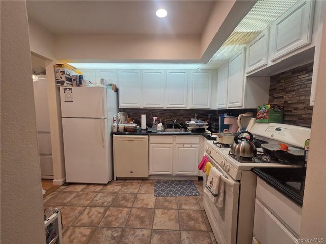 206-14 Emily Road 42 L, Bayside, NY 11360