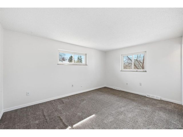 1042 S Holland Ct, Lakewood, CO 80226