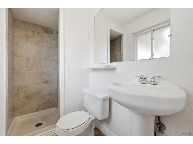 1042 S Holland Ct, Lakewood, CO 80226