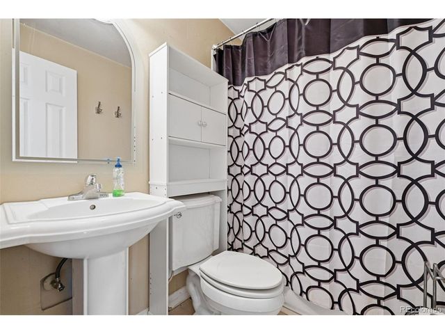 1042 S Holland Ct, Lakewood, CO 80226