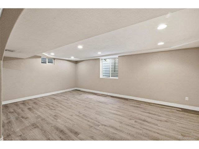 1042 S Holland Ct, Lakewood, CO 80226