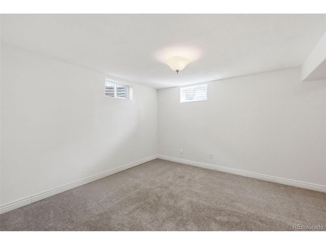 1042 S Holland Ct, Lakewood, CO 80226