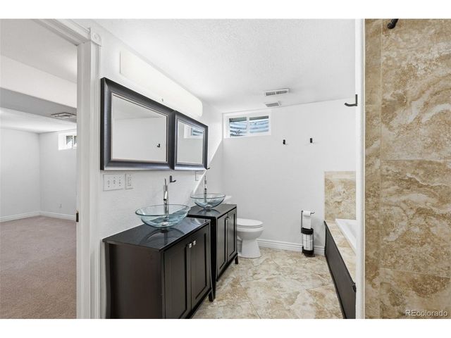 1042 S Holland Ct, Lakewood, CO 80226