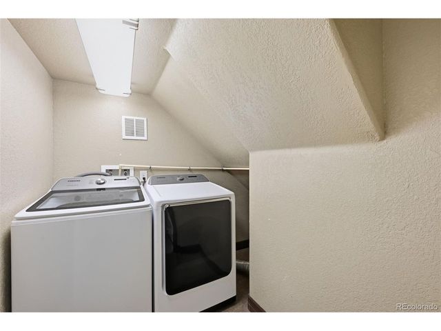 1042 S Holland Ct, Lakewood, CO 80226