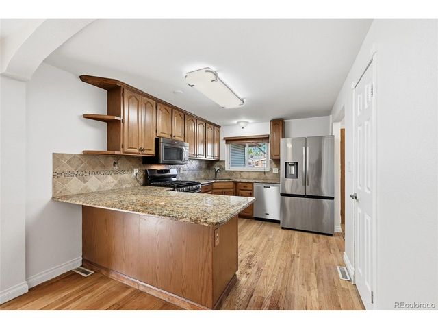 1042 S Holland Ct, Lakewood, CO 80226