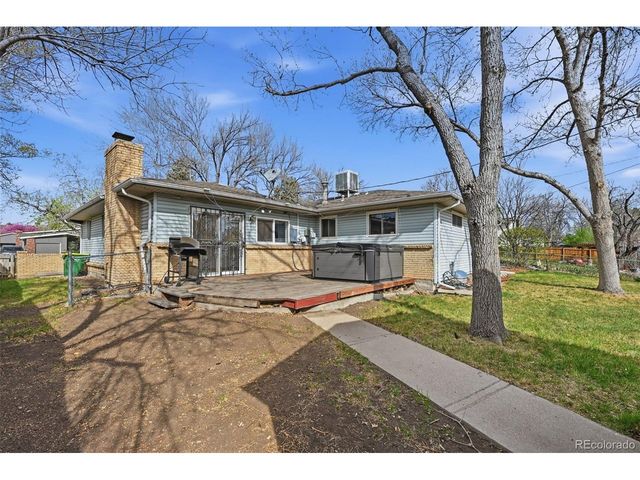 1042 S Holland Ct, Lakewood, CO 80226