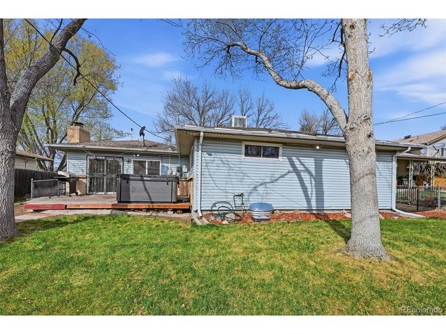 1042 S Holland Ct, Lakewood, CO 80226