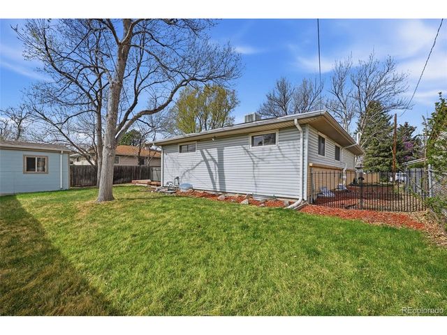 1042 S Holland Ct, Lakewood, CO 80226