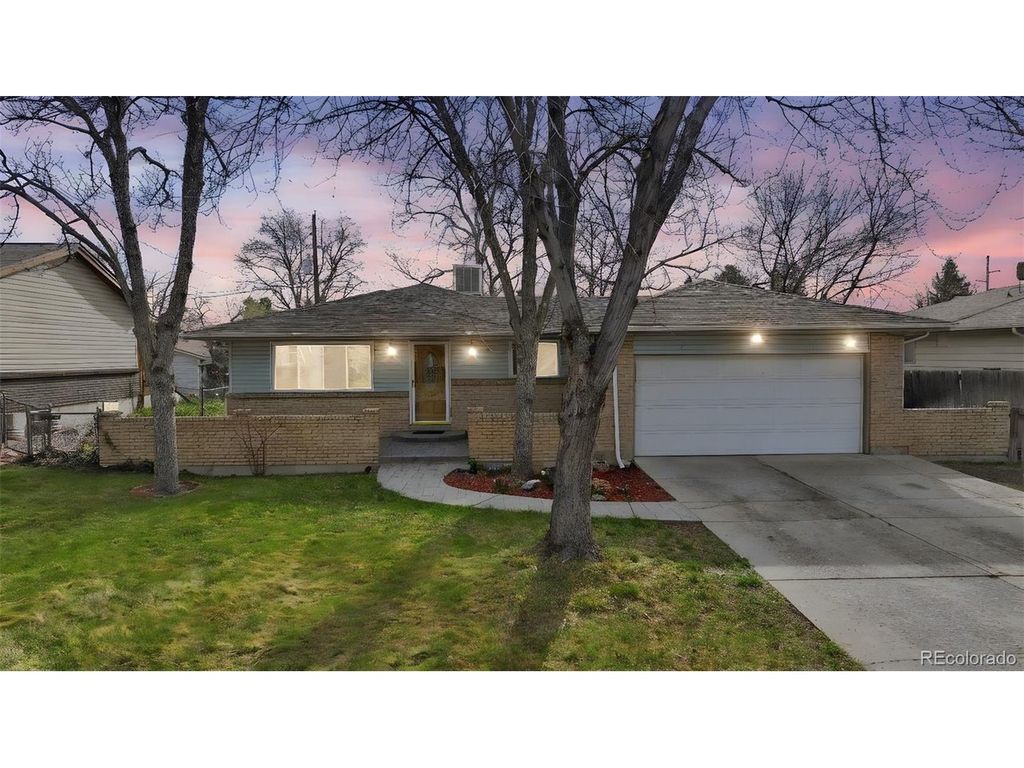1042 S Holland Ct, Lakewood, CO 80226